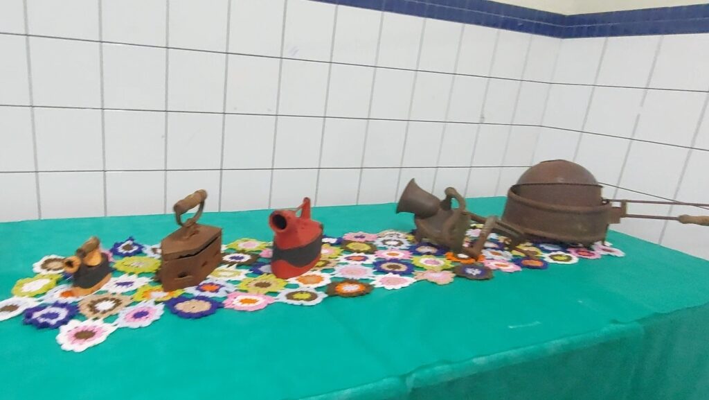 Artesã e escultora Araci Vendramini foi destaque da Feira Cultural em escola de Sete Quedas