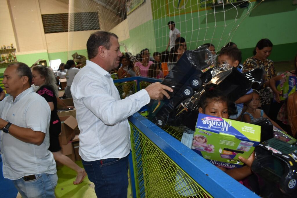 Prefeitura de Paranhos realiza a entrega de brinquedos para crianças do município