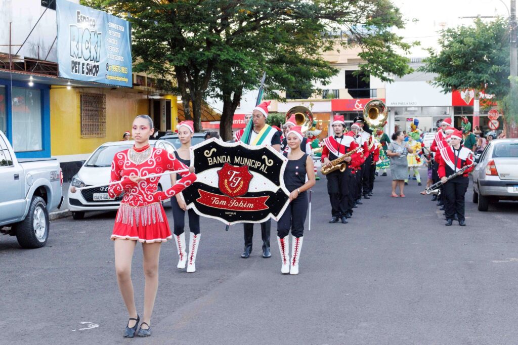 Intervenções culturais levam a magia do Natal aos quatro cantos de Naviraí e aquece a economia local