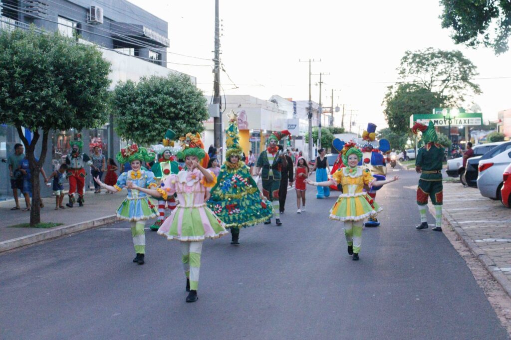 Intervenções culturais levam a magia do Natal aos quatro cantos de Naviraí e aquece a economia local