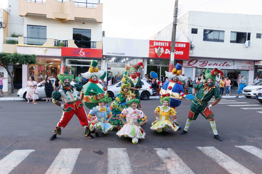 Intervenções culturais levam a magia do Natal aos quatro cantos de Naviraí e aquece a economia local