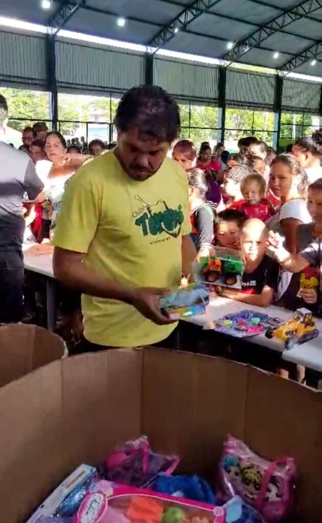 Clube Tereré entrega brinquedos da campanha Natal Solidário 2023 em Amambai