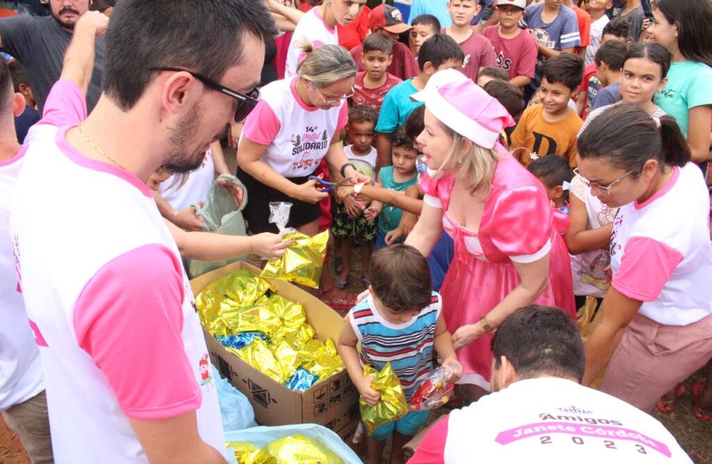 Sucesso total 14º Natal Solidário Amigos da Janete Córdoba distribuiu mais de 1.500 brinquedos em Amambai