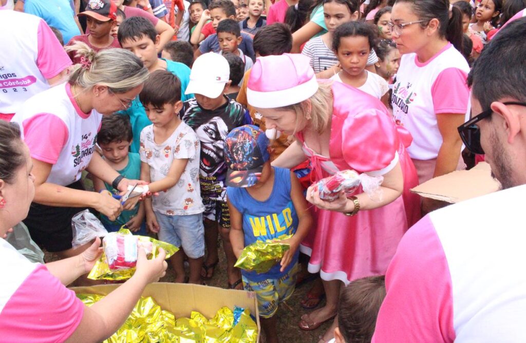 Sucesso total 14º Natal Solidário Amigos da Janete Córdoba distribuiu mais de 1.500 brinquedos em Amambai