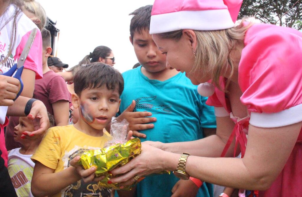 Sucesso total 14º Natal Solidário Amigos da Janete Córdoba distribuiu mais de 1.500 brinquedos em Amambai