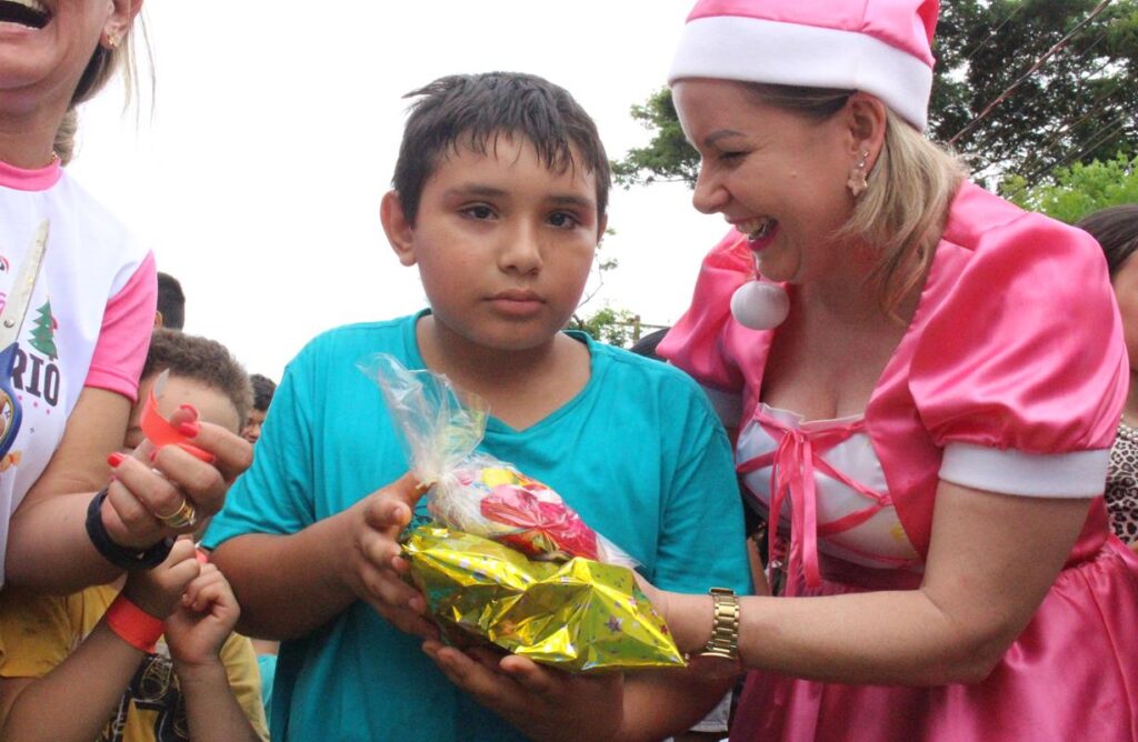 Sucesso total 14º Natal Solidário Amigos da Janete Córdoba distribuiu mais de 1.500 brinquedos em Amambai