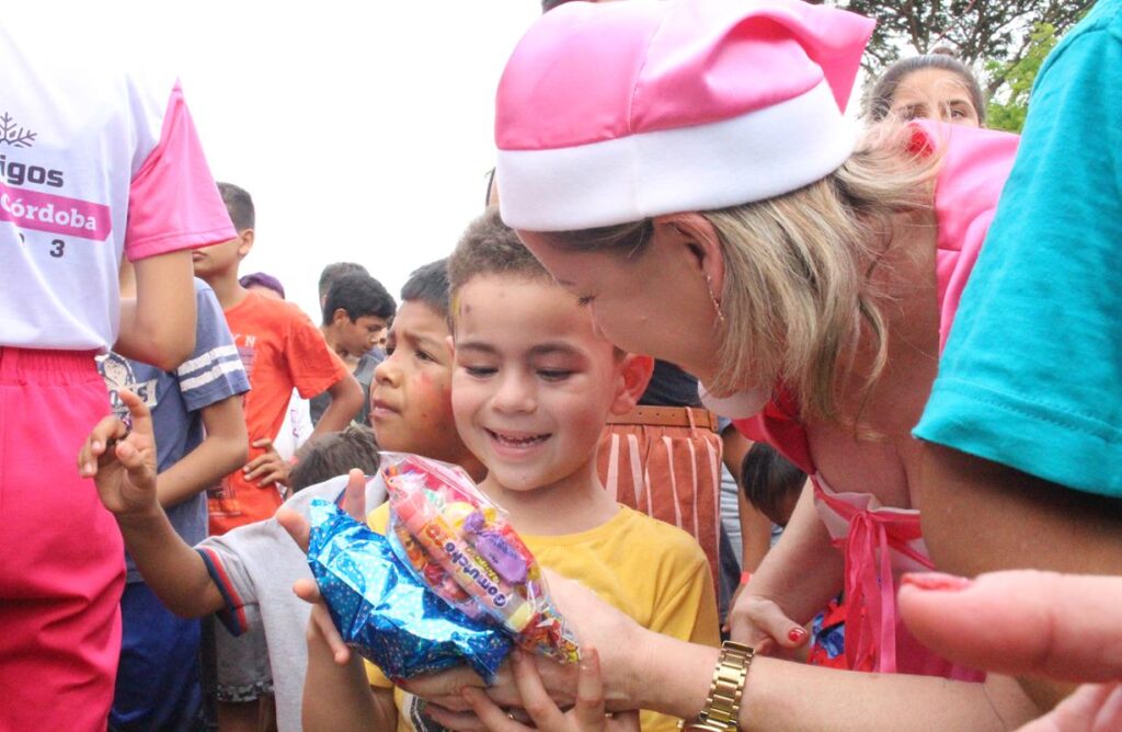 Sucesso total 14º Natal Solidário Amigos da Janete Córdoba distribuiu mais de 1.500 brinquedos em Amambai