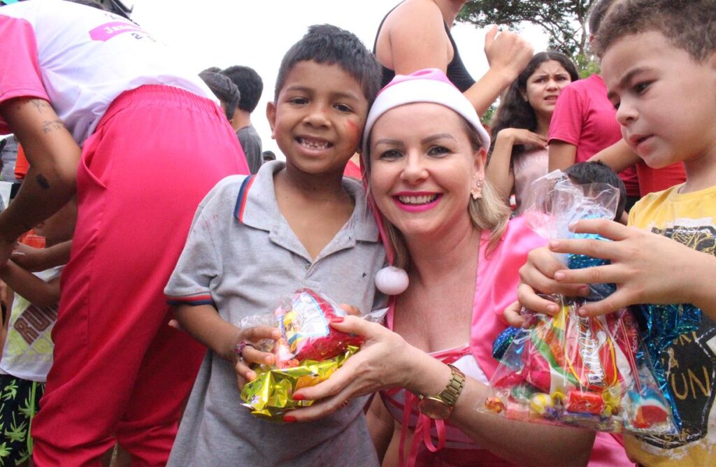 Sucesso total 14º Natal Solidário Amigos da Janete Córdoba distribuiu mais de 1.500 brinquedos em Amambai