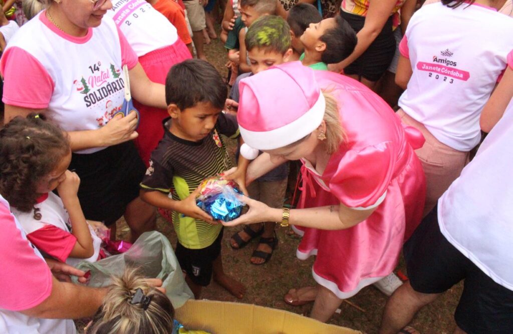 Sucesso total 14º Natal Solidário Amigos da Janete Córdoba distribuiu mais de 1.500 brinquedos em Amambai