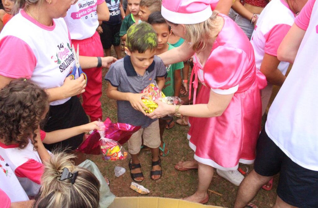 Sucesso total 14º Natal Solidário Amigos da Janete Córdoba distribuiu mais de 1.500 brinquedos em Amambai