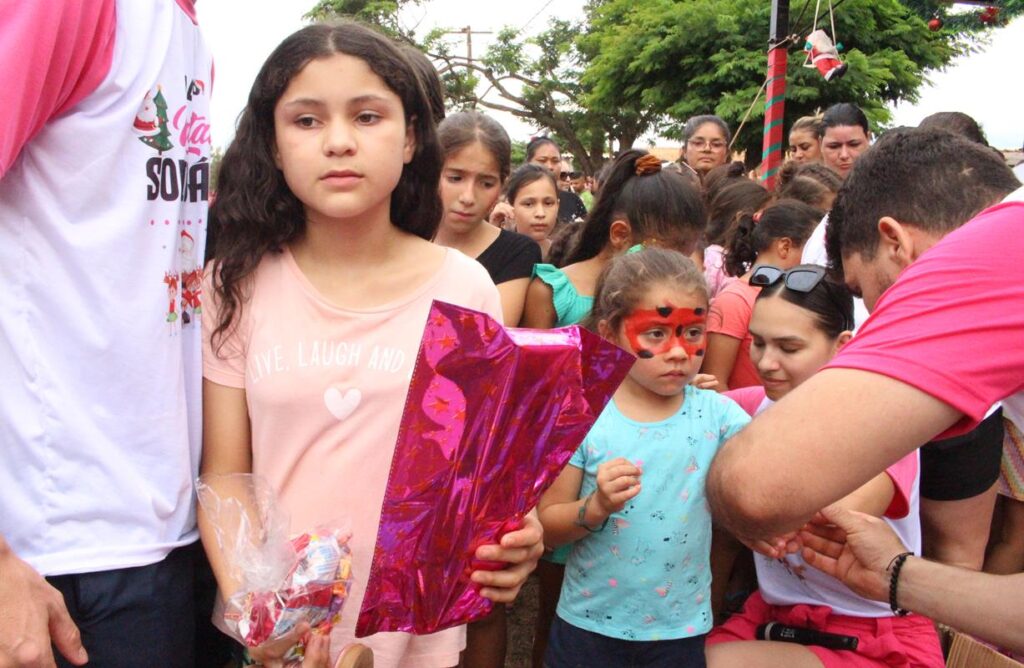 Sucesso total 14º Natal Solidário Amigos da Janete Córdoba distribuiu mais de 1.500 brinquedos em Amambai