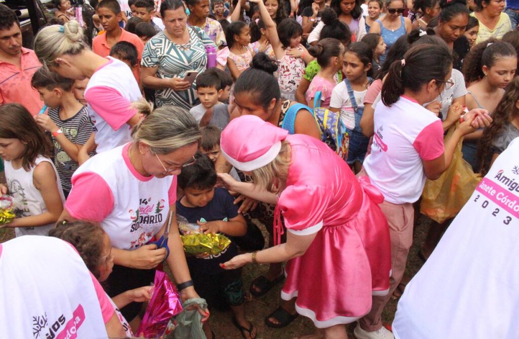 Sucesso total 14º Natal Solidário Amigos da Janete Córdoba distribuiu mais de 1.500 brinquedos em Amambai