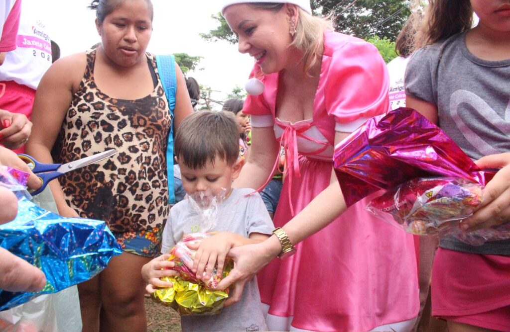 Sucesso total 14º Natal Solidário Amigos da Janete Córdoba distribuiu mais de 1.500 brinquedos em Amambai