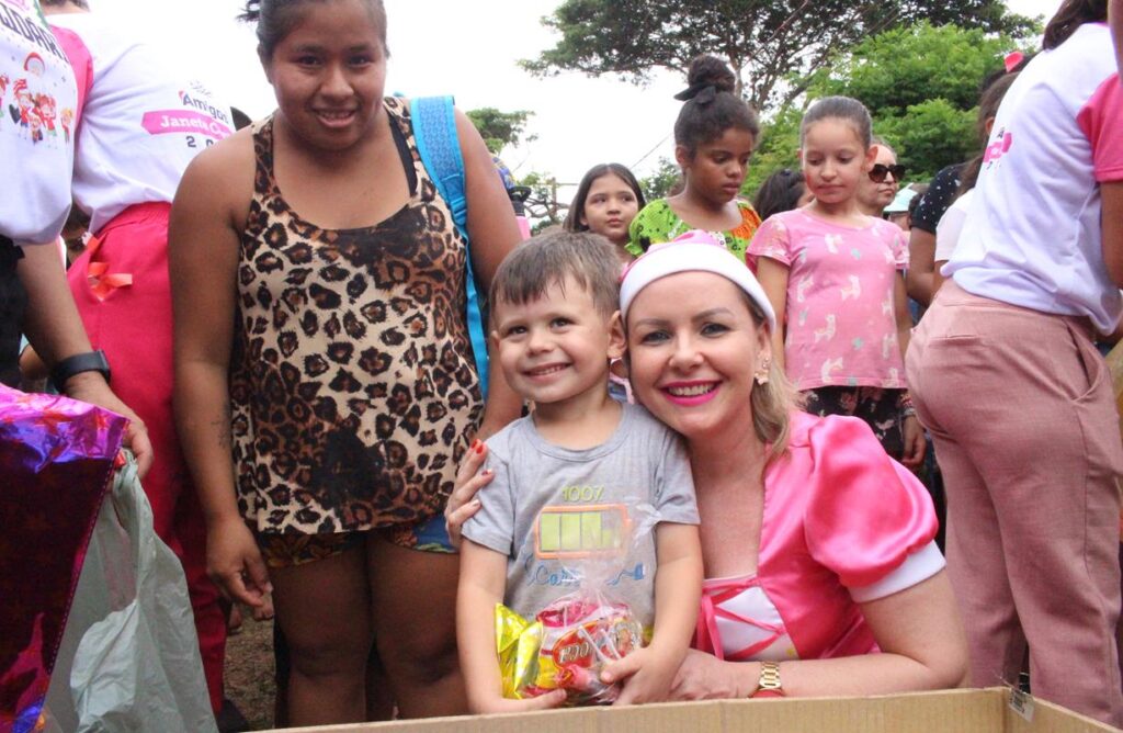 Sucesso total 14º Natal Solidário Amigos da Janete Córdoba distribuiu mais de 1.500 brinquedos em Amambai