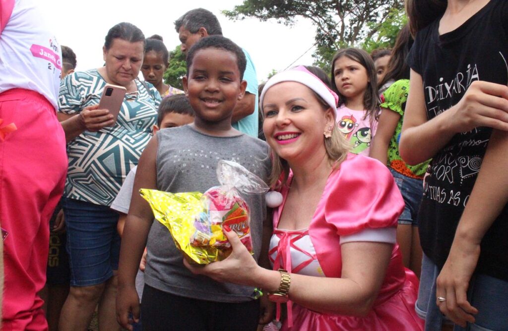 Sucesso total 14º Natal Solidário Amigos da Janete Córdoba distribuiu mais de 1.500 brinquedos em Amambai