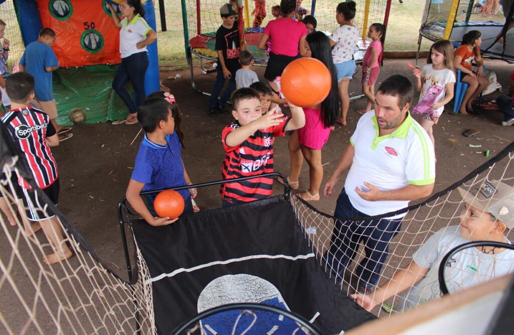 Sucesso total 14º Natal Solidário Amigos da Janete Córdoba distribuiu mais de 1.500 brinquedos em Amambai