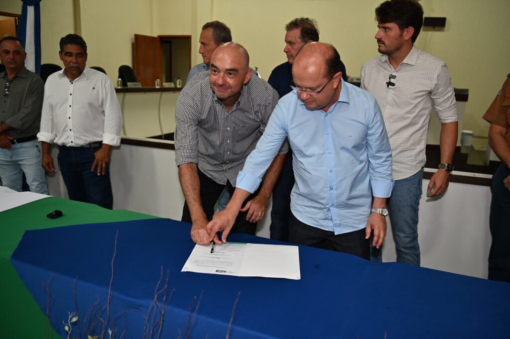 Prefeito Thalles Tomazelli, governador em exercício Barbosinha e vereadores entregam obras em Itaquiraí