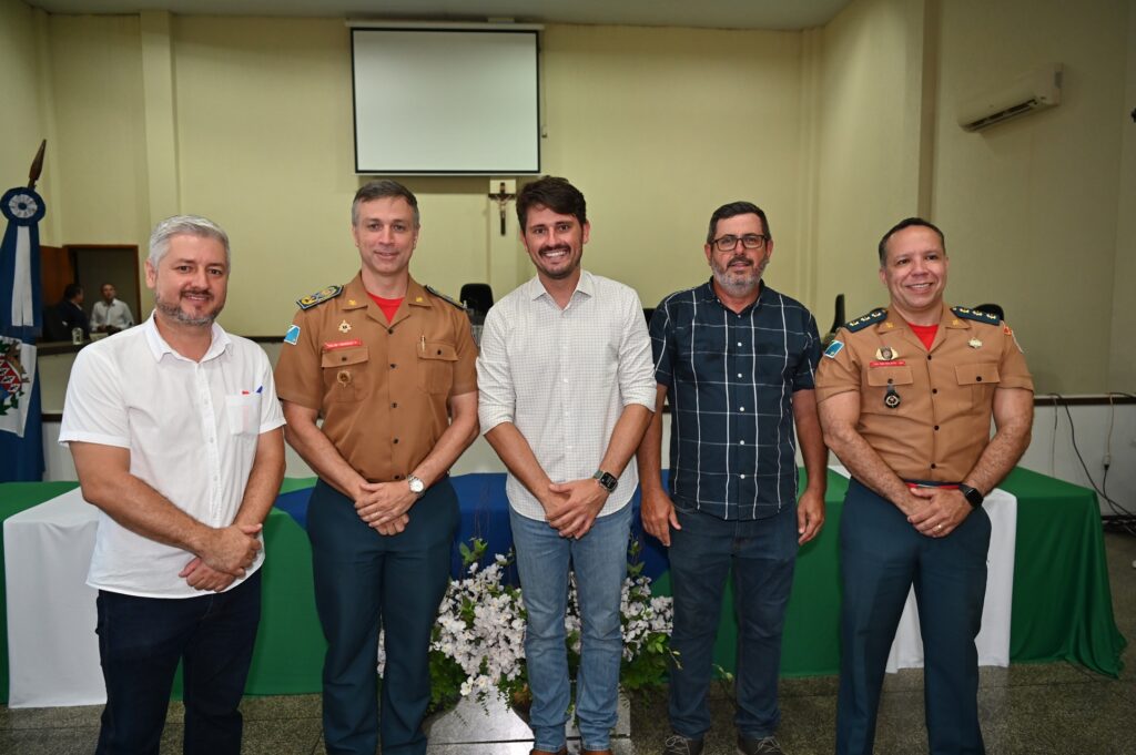 Prefeito Thalles Tomazelli, governador em exercício Barbosinha e vereadores entregam obras em Itaquiraí