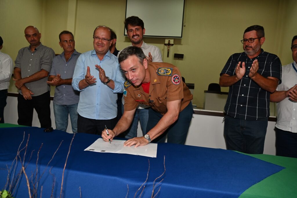 Prefeito Thalles Tomazelli, governador em exercício Barbosinha e vereadores entregam obras em Itaquiraí