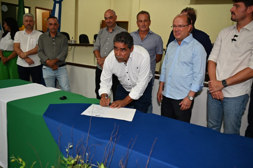 Prefeito Thalles Tomazelli, governador em exercício Barbosinha e vereadores entregam obras em Itaquiraí