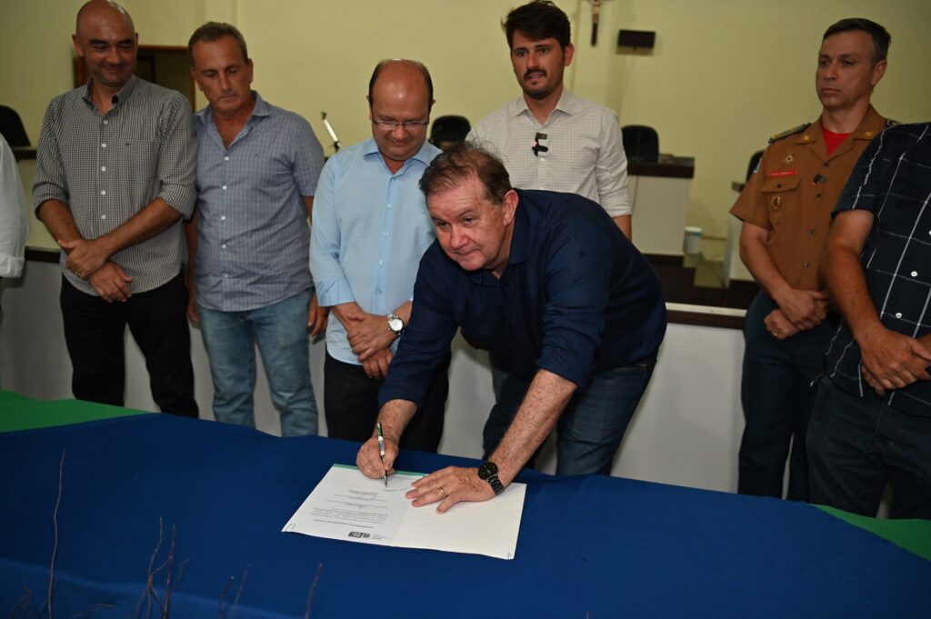 Prefeito Thalles Tomazelli, governador em exercício Barbosinha e vereadores entregam obras em Itaquiraí