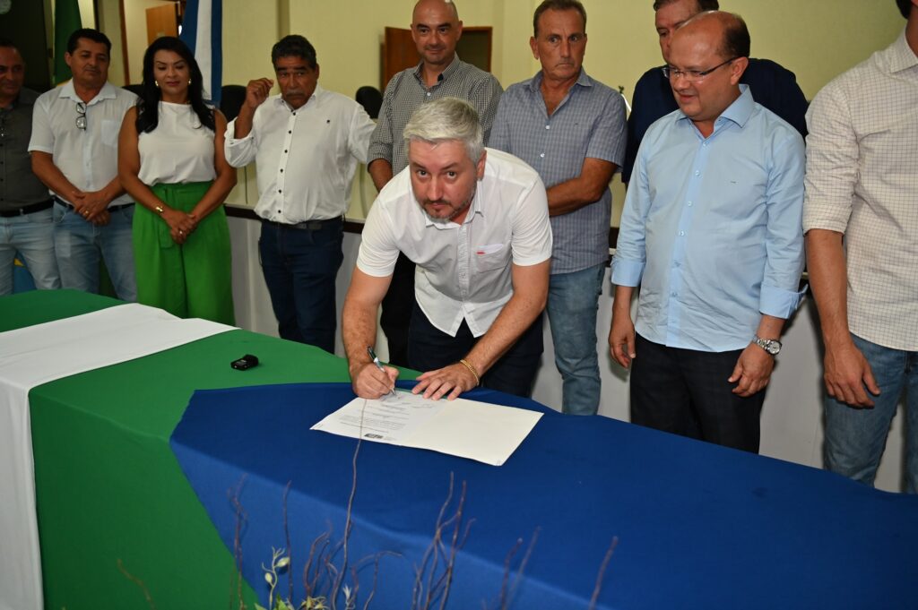 Prefeito Thalles Tomazelli, governador em exercício Barbosinha e vereadores entregam obras em Itaquiraí