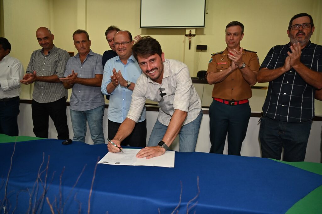 Prefeito Thalles Tomazelli, governador em exercício Barbosinha e vereadores entregam obras em Itaquiraí