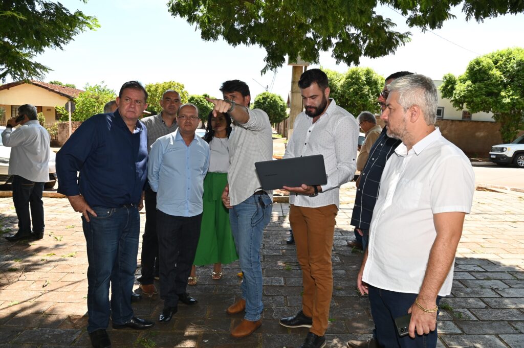 Prefeito Thalles Tomazelli, governador em exercício Barbosinha e vereadores entregam obras em Itaquiraí