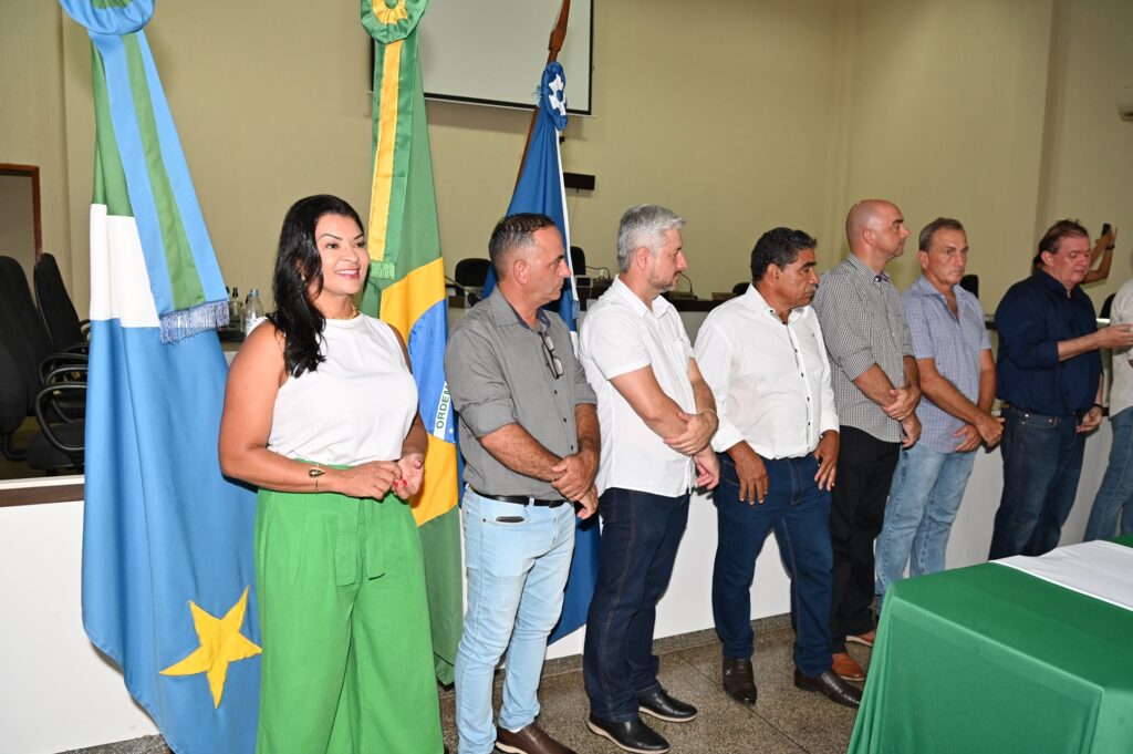 Prefeito Thalles Tomazelli, governador em exercício Barbosinha e vereadores entregam obras em Itaquiraí