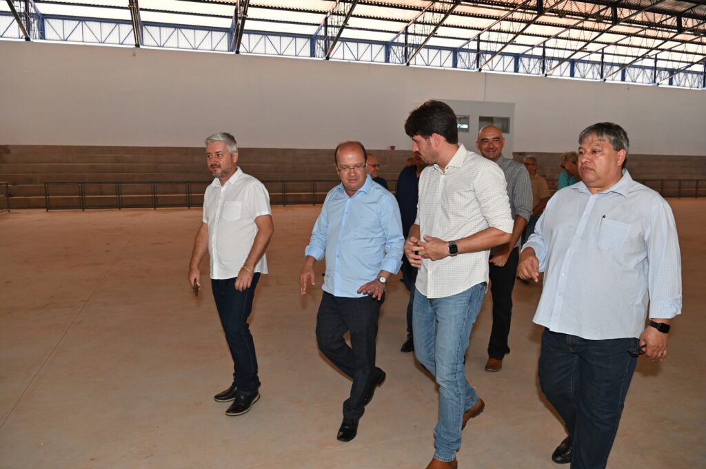 Prefeito Thalles Tomazelli, governador em exercício Barbosinha e vereadores entregam obras em Itaquiraí