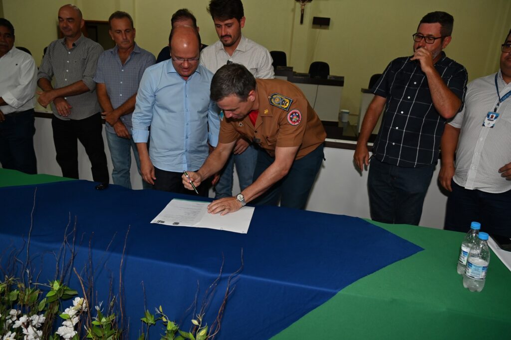 Prefeito Thalles Tomazelli, governador em exercício Barbosinha e vereadores entregam obras em Itaquiraí