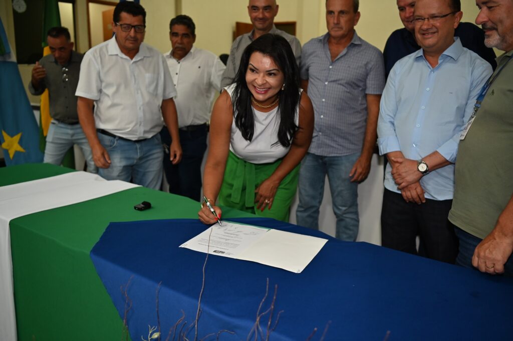 Prefeito Thalles Tomazelli, governador em exercício Barbosinha e vereadores entregam obras em Itaquiraí