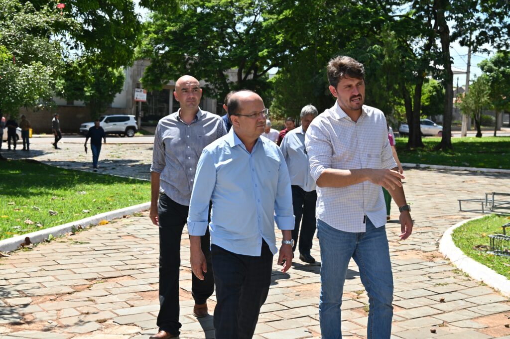 Prefeito Thalles Tomazelli, governador em exercício Barbosinha e vereadores entregam obras em Itaquiraí