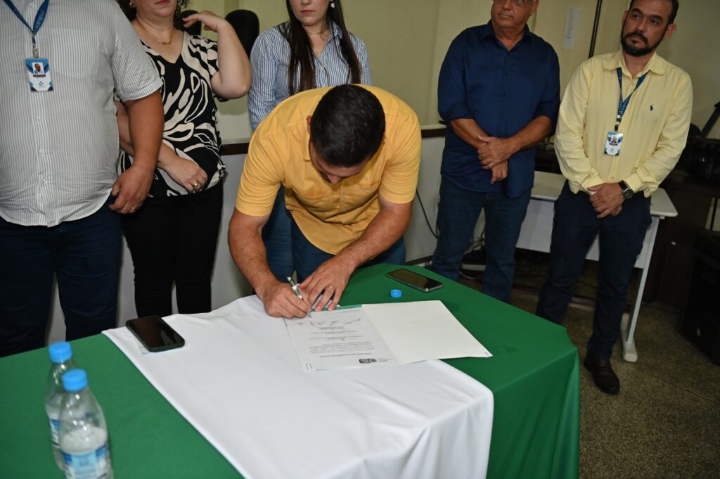 Prefeito Thalles Tomazelli, governador em exercício Barbosinha e vereadores entregam obras em Itaquiraí