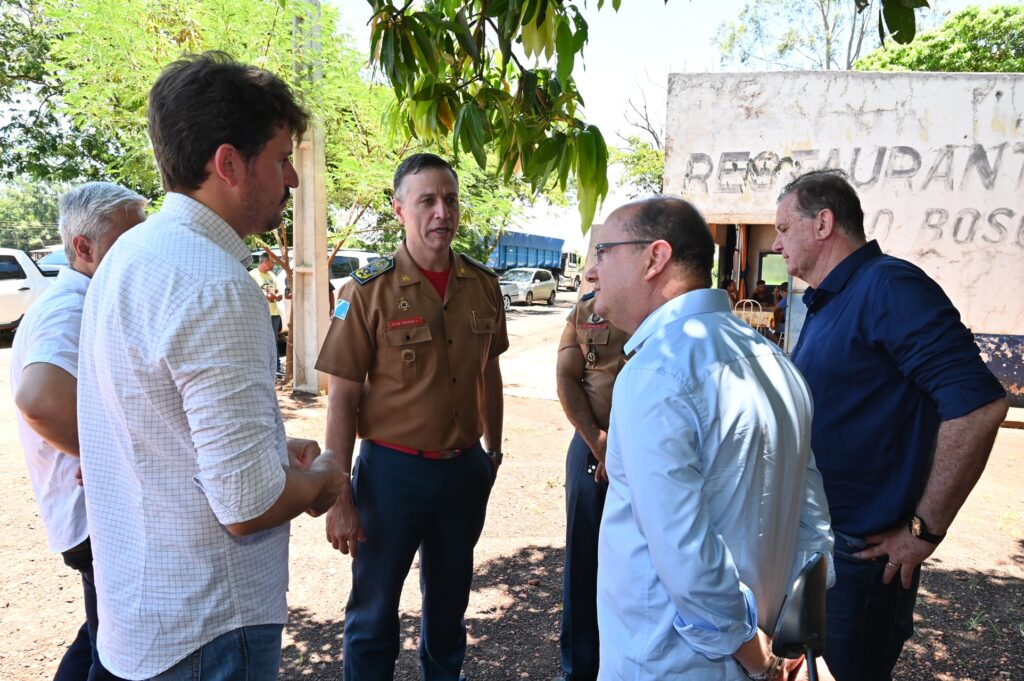 Prefeito Thalles Tomazelli, governador em exercício Barbosinha e vereadores entregam obras em Itaquiraí