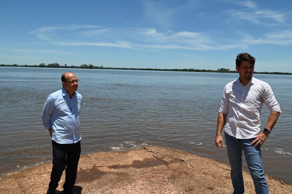 Prefeito Thalles Tomazelli, governador em exercício Barbosinha e vereadores entregam obras em Itaquiraí