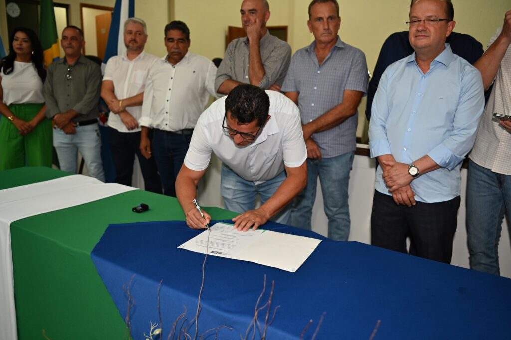 Prefeito Thalles Tomazelli, governador em exercício Barbosinha e vereadores entregam obras em Itaquiraí