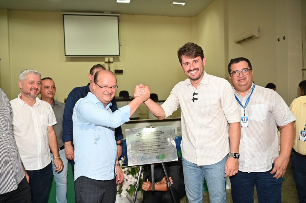 Prefeito Thalles Tomazelli, governador em exercício Barbosinha e vereadores entregam obras em Itaquiraí