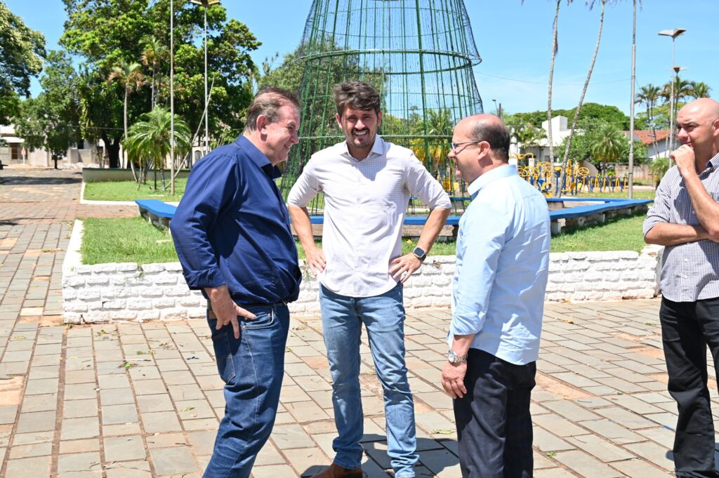 Prefeito Thalles Tomazelli, governador em exercício Barbosinha e vereadores entregam obras em Itaquiraí