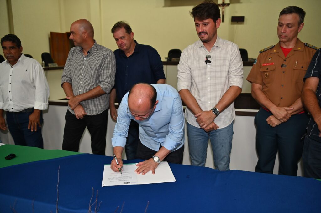 Prefeito Thalles Tomazelli, governador em exercício Barbosinha e vereadores entregam obras em Itaquiraí