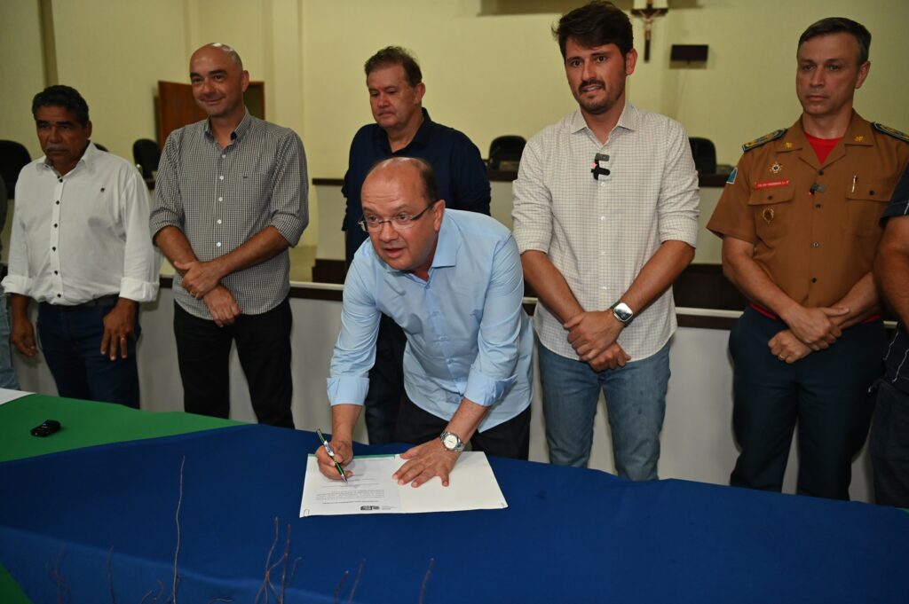 Prefeito Thalles Tomazelli, governador em exercício Barbosinha e vereadores entregam obras em Itaquiraí