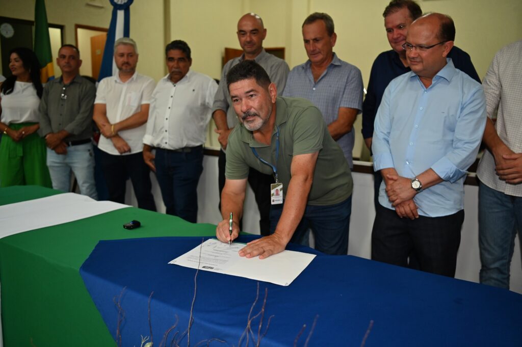 Prefeito Thalles Tomazelli, governador em exercício Barbosinha e vereadores entregam obras em Itaquiraí