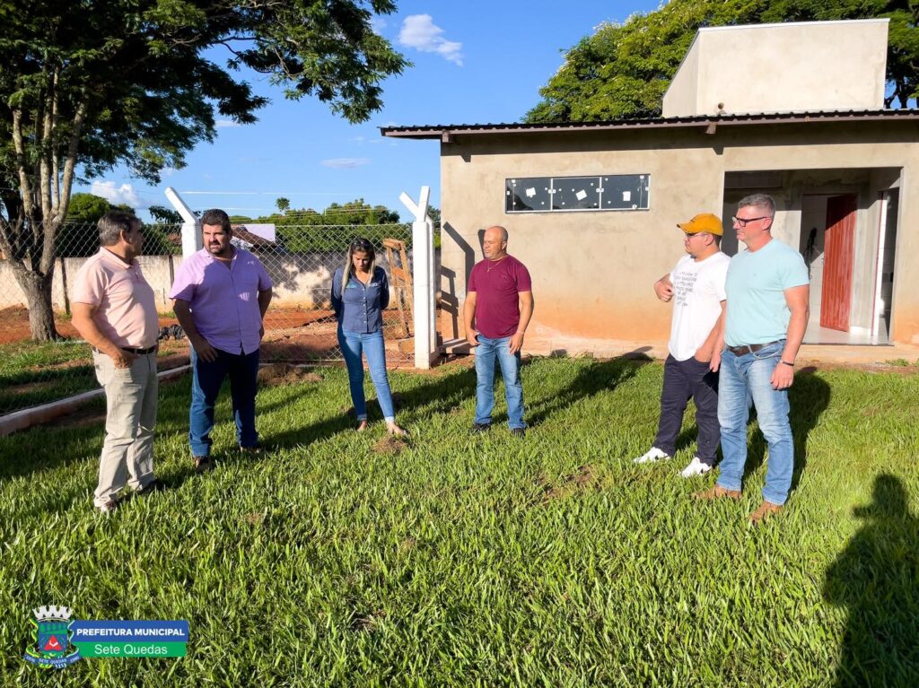 Prefeito e técnicos da FUNDESPORTE vistoriam obras de revitalização no Ginásio de Esportes