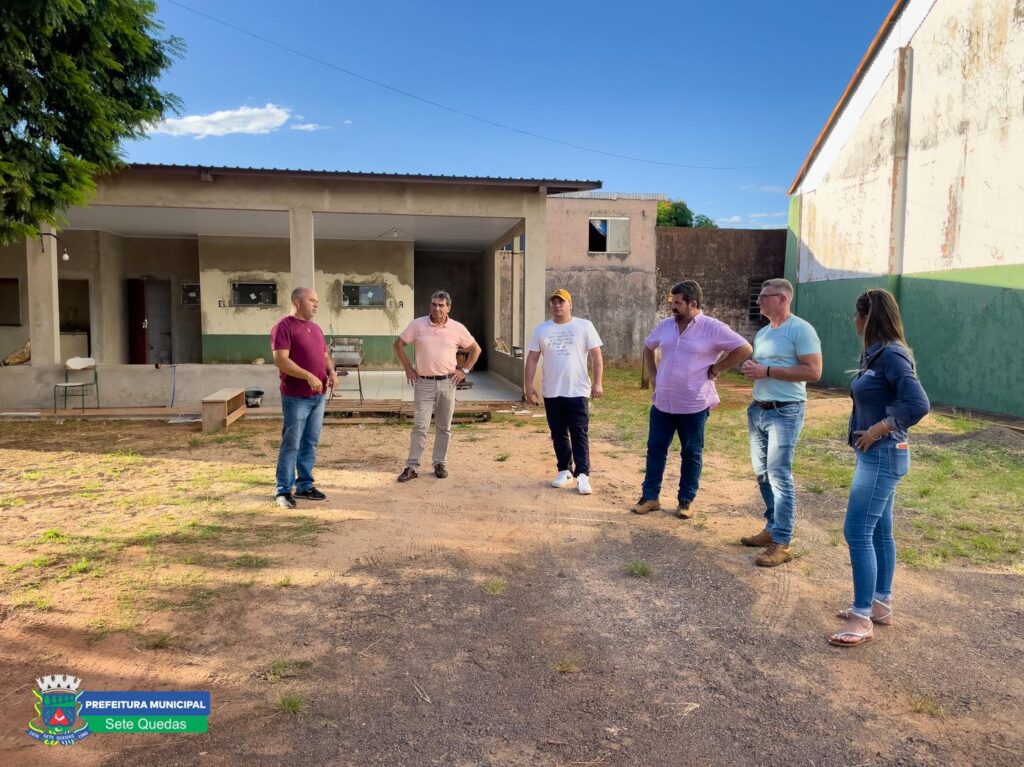 Prefeito e técnicos da FUNDESPORTE vistoriam obras de revitalização no Ginásio de Esportes