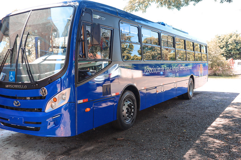 Prefeito André Nezzi faz entrega de ônibus zero km para a Apae de Caarapó