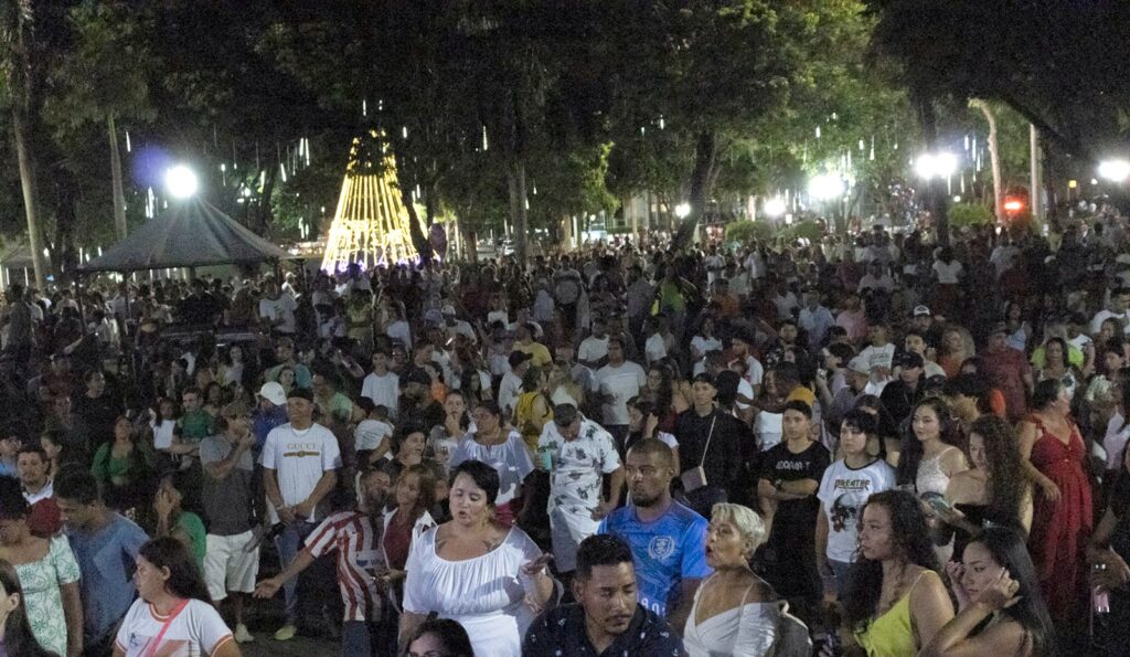 Chegada de 2024 foi celebrada com a população lotando a praça central de Naviraí