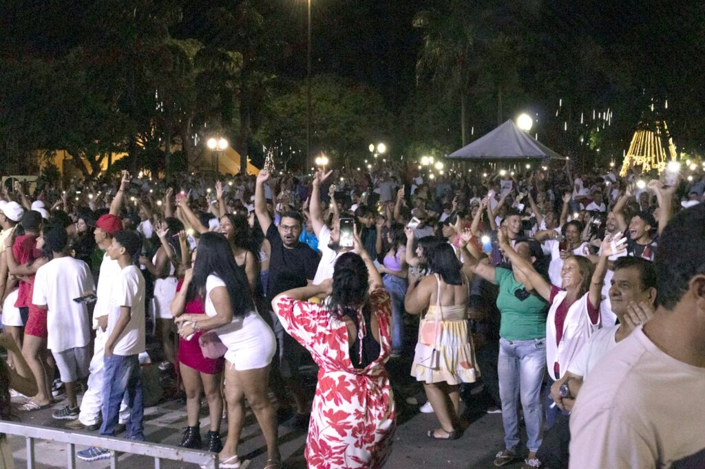 Chegada de 2024 foi celebrada com a população lotando a praça central de Naviraí