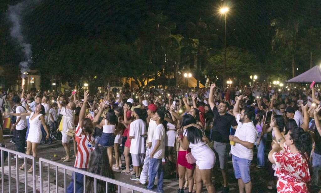 Chegada de 2024 foi celebrada com a população lotando a praça central de Naviraí