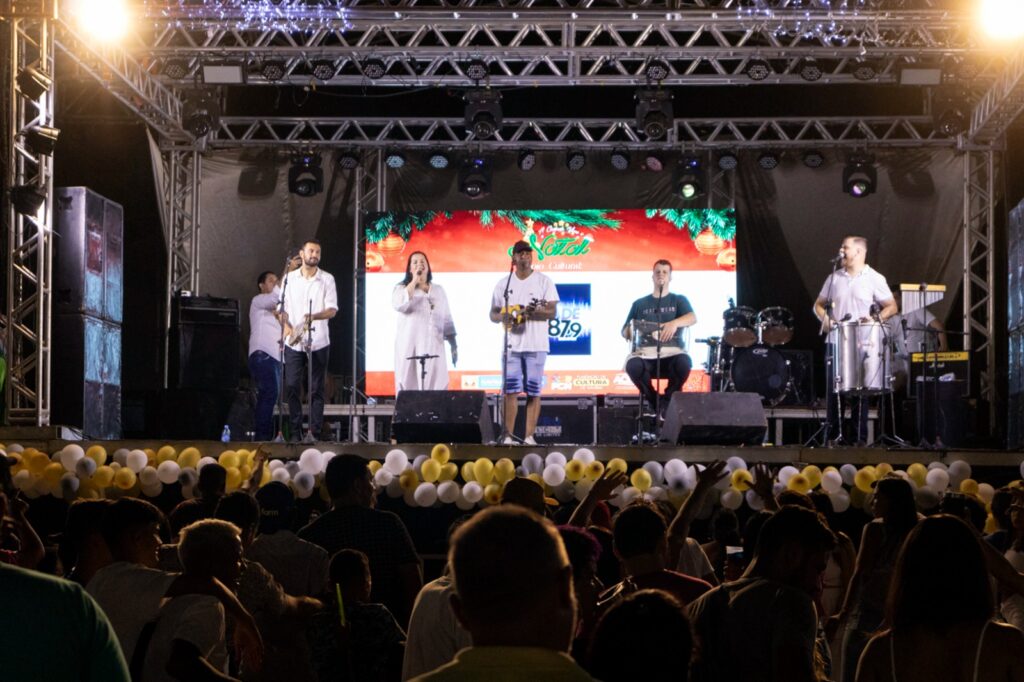 Chegada de 2024 foi celebrada com a população lotando a praça central de Naviraí