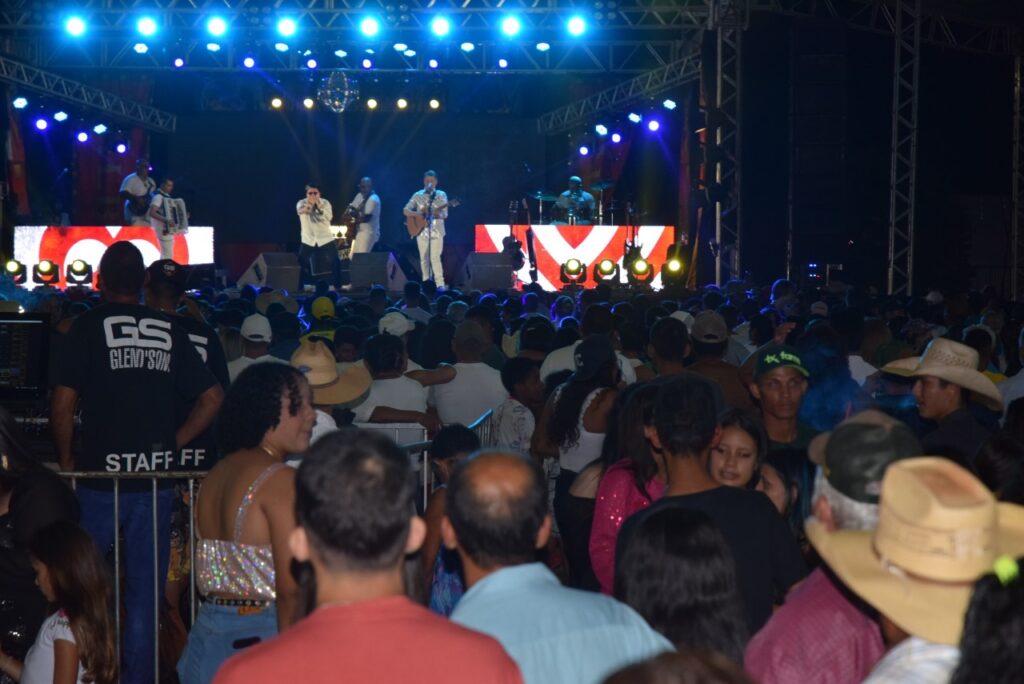 5 mil pessoas participaram da Festa da Virada em Iguatemi, com o show da dupla nacional Gilberto & Gilmar